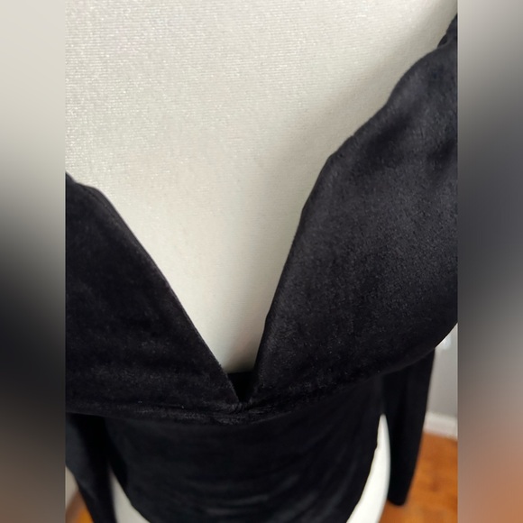 NWT Francesca’s size s faux velvet black body suit with puff sleeve - Picture 3 of 12